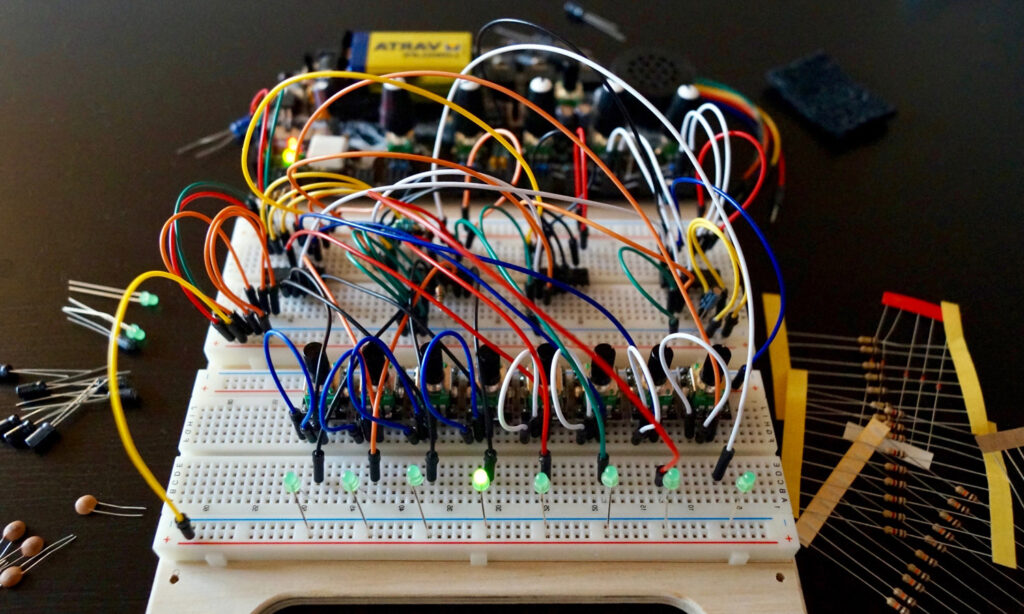 Bastl Instruments OMSynth minilab ist eher auf "learning by doing" ausgerichtet, dafür aber ein Lernbausatz mit Charme. (Foto:Sebastian Berweck)