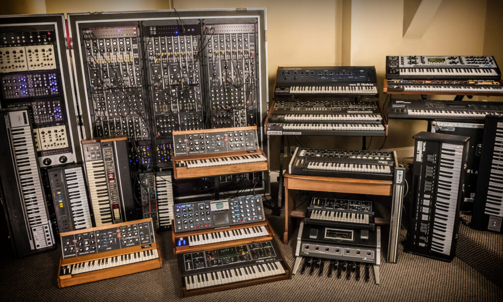 Die Hall of Fame der Synthesizer, gebündelt in einem Klangerzeuger (Bild mit freundlicher Genehmigung von IK Multimedia).