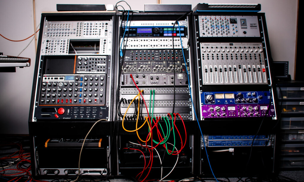 Unser Rack unter anderem mit dem „Moog Voyager“ und dem „SPL Neos“ als Summierer. (Bild: Marcus Lieder)