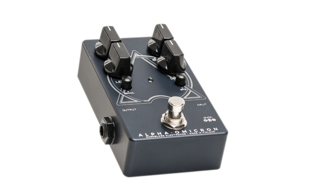 Das Alpha Omicron Pedal ist ein ausgezeichneter Verzerrer mit etwas milderem Soundcharakter im Vergleich zum Alpha/Omega.