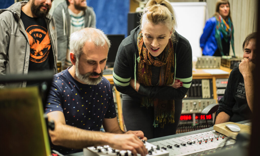 Vlad demonstriert Sylvia seine neueste Kreation: Den LYRA-8 Synthesizer. (Foto: www.hannaschneider.com)