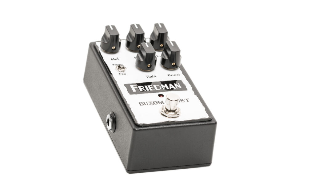 Das Friedman Buxom Boost Pedal überzeugt mit Top-Verarbeitung, Signalverarbeitung auf hohem Niveau und großer klanglicher Flexibilität.