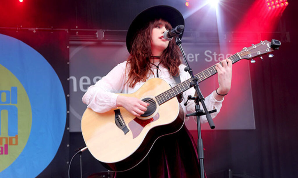 Auch Singer-/Songwriter können sich bei SchoolJam bewerben. Jenny Bright schaffte es ins Finale 2017.