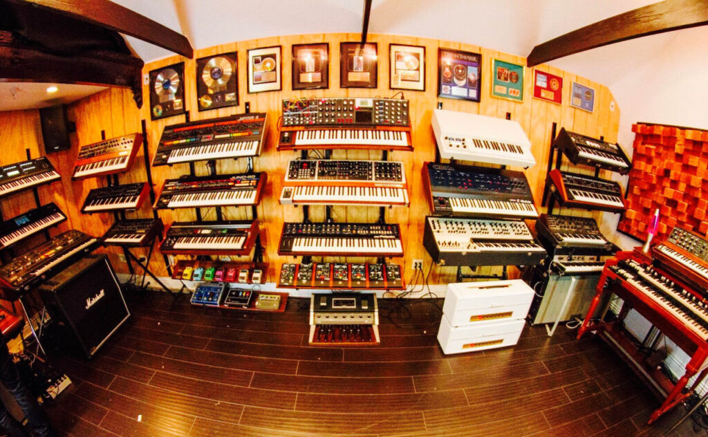 Derek Sherinians Studio ist ein Paradies für Synthesizer-Liebhaber (Foto: zur Verfügung gestellt von D. Sherinian)