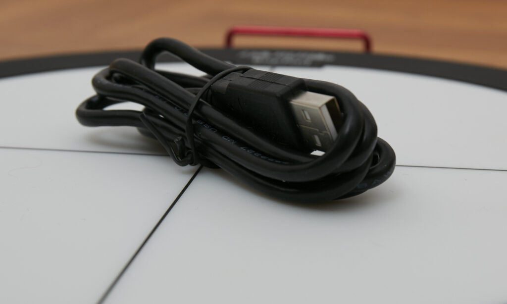 Das notwendige Mikro-USB-Kabel ist im Lieferumfang enthalten, ist aber leider etwas zu kurz gehalten.