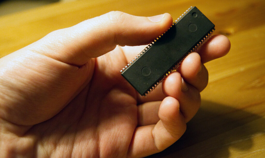 Ein alter Sound Chip, der nie einen FM Synthesizer von innen gesehen hat. (Foto: Tom Wies)