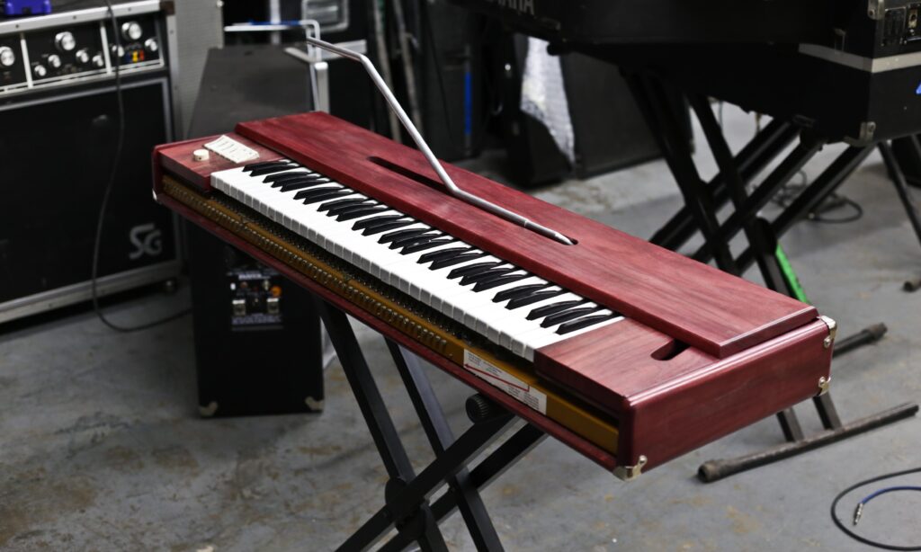 Das Whammy-Bar-Clavinet aus Violettholz oder „Purpleheart Wood" (Foto: Christian Frentzen)