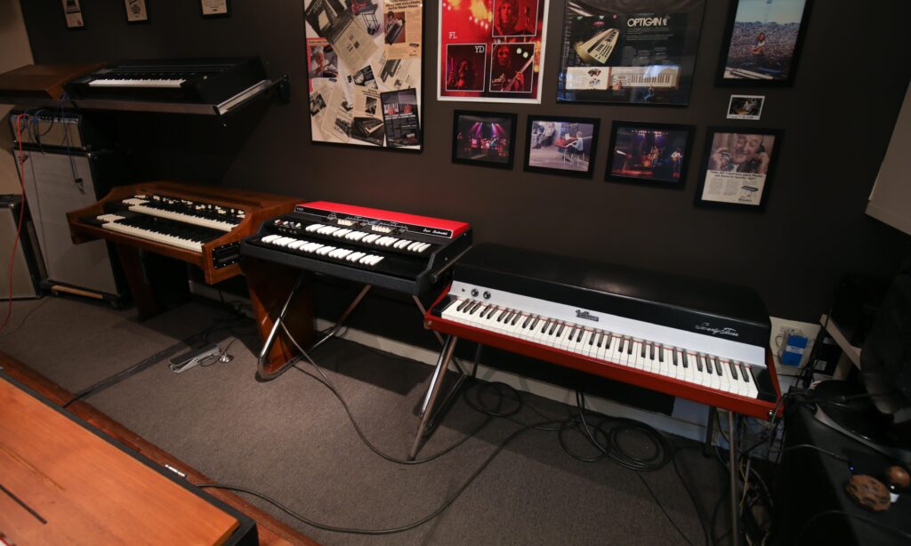 Ein 1972er Rhodes, die 1967er Vox Super Continental sowie die modifizierte Hammond finden ebenfalls im Showroom ihren Platz (Foto: Christian Frentzen)