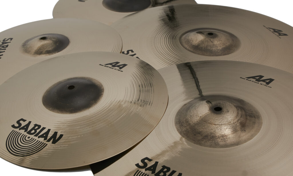 Das Sabian AA Raw Bell Promo Set ist ein hell und musikalisch klingender Beckensatz.