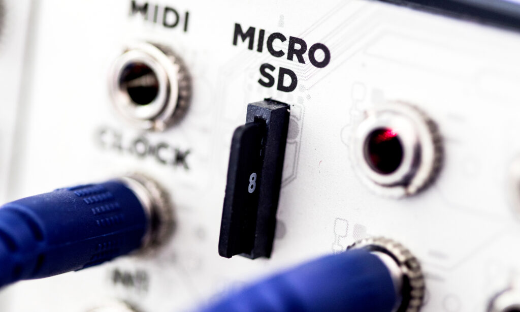 Der Micro-SD Slot sitzt auf der Front zum schnellen Zugriff. (Foto: Marcus Schmahl)