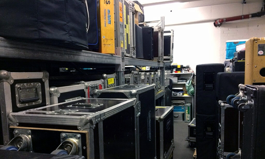 In Deutschland gibt es nur wenige wirklich gut ausgestattete Backline-Verleihe (Hier im Bild: Das Lager des Backliners „Rückkopplung“ in Hamburg / Foto: Christian Smukal)