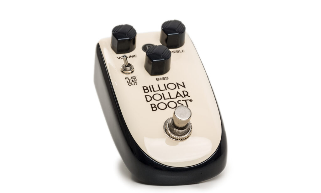 Wer auf der Suche nach einem effektiven Booster zum Anfeuern seines Amps ist, der ist beim Danelectro Billionaire Billion Dollar Boost bestens aufgehoben.