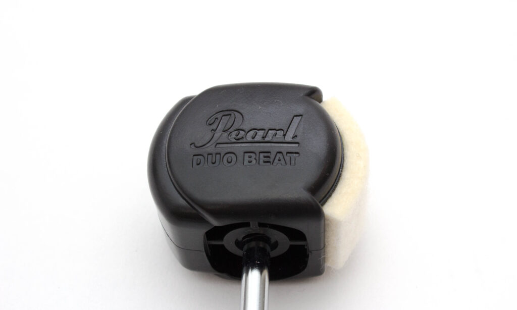 Der Pearl DB100 Duo Beat Schlägel bietet der Bassdrum zwei unterschiedliche Schlagflächen zu einem äußerst günstigen Preis.