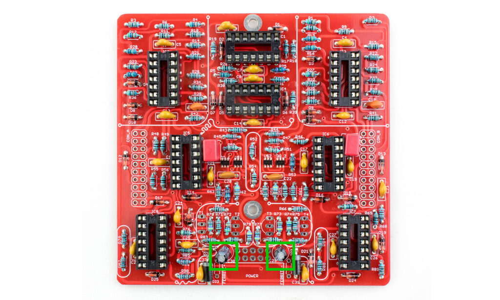 Zwei 10uF Elektrolytkondensatoren müssen mit der korrekten Ausrichtung gelötet werden. (Foto: Igor Sabara)