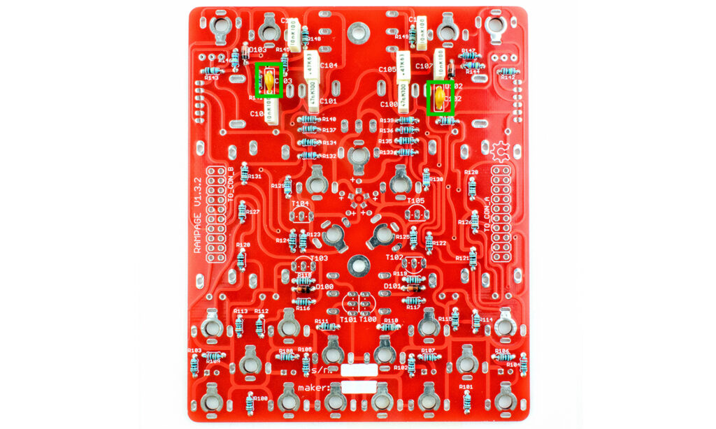 Zwei kleine gelbe 100n Kondensatoren sind mit ‚104‘ bedruckt. (Foto: Igor Sabara)