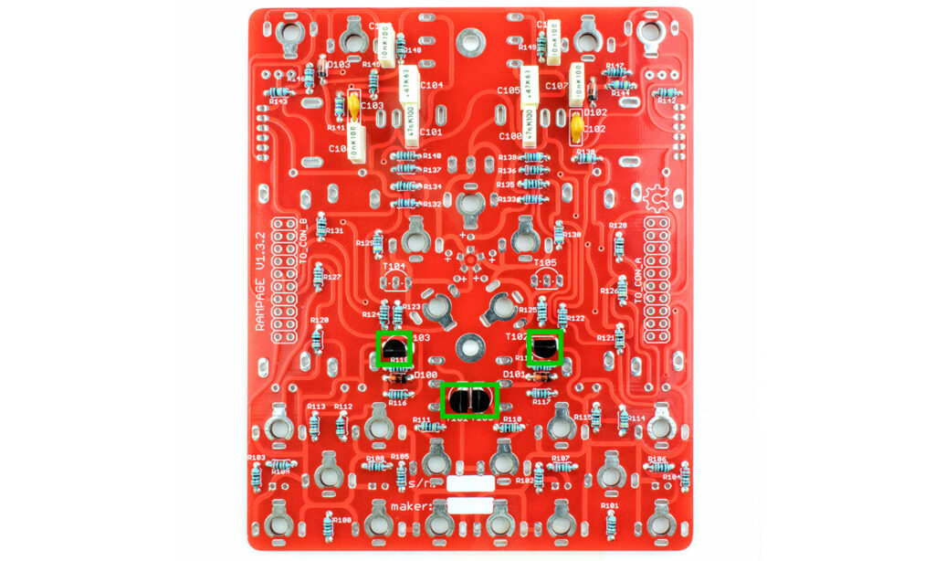 Vier 2n3904 Transistoren auf der zweiten Platine. (Foto: Igor Sabara)