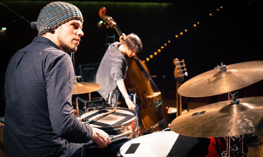 David beim Soundcheck zum Akustikkonzert von Philipp Poisel im großen Sendesaal des RBB in Berlin.