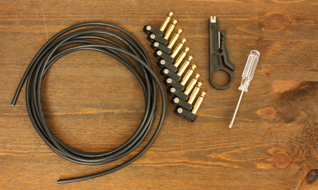 Insgesamt fünf lötfreie und selbst konfektionierte Kabel lassen sich problemlos mit dem Harley Benton Solder Free Patch Cable Kit herstellen.