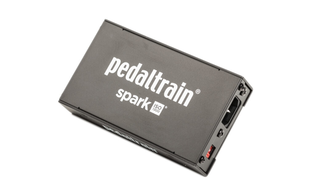 Das Pedaltrain Spark Mehrfachnetzteil liefert jede Menge Power, solide Voltzahlen und lässt sich auch bei hoher Belastung nicht aus der Ruhe bringen.