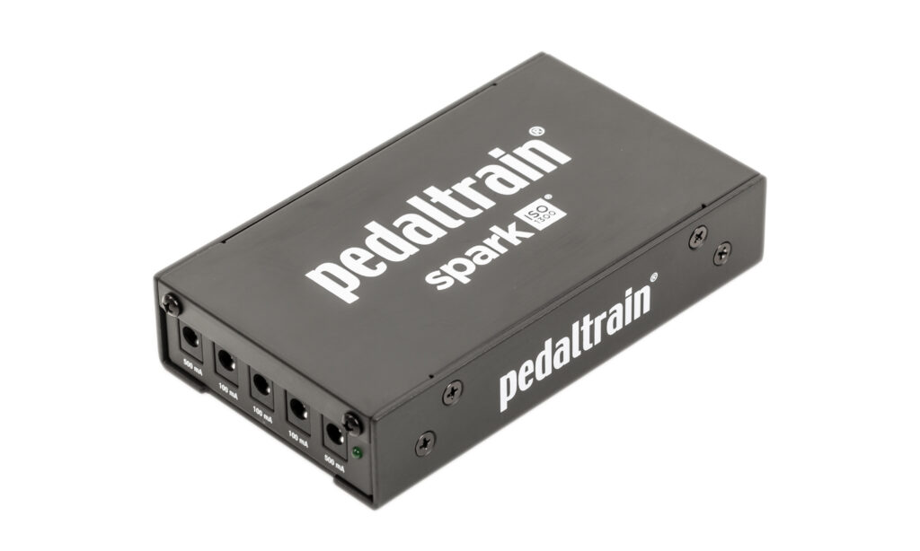 Das Pedaltrain Spark ist zwar kein Schnäppchen, sorgt aber für solide und saubere Spannung, auch für digitale Pedale.