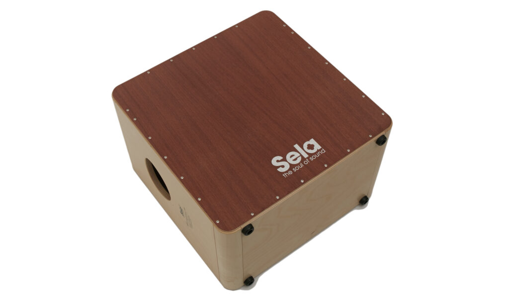 Keine leeren Versprechungen: Selas Bass Cajon macht seinem Namen alle Ehre.