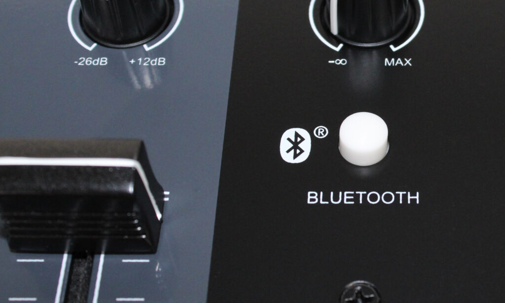 Mit dem weißen Button wird Bluetooth aktiviert