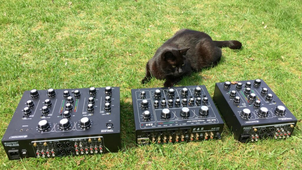 Größenvergleich mit Kater: links der Omnitronic TRM-402, rechts sein kleiner Bruder, der TRM-202 MK3, in der Mitte der E&S-DJR400