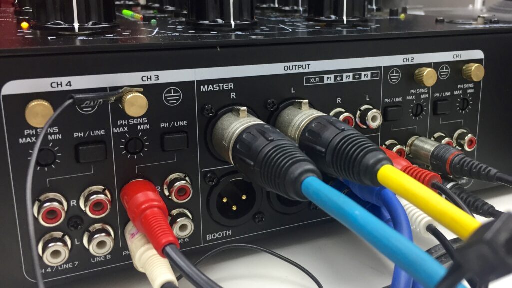 Rückwärtige Anschlüsse: Dank reichhaltiger Ein- und Ausgänge eignet sich der TRM-402 als Mixer für ein komplettes Soundsystem inklusive Monitoren