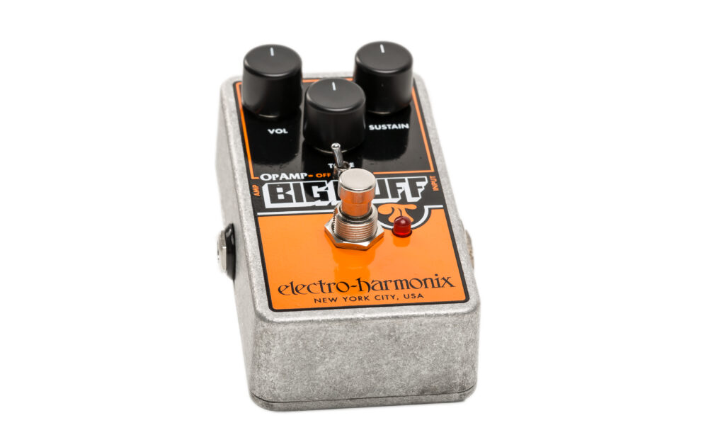 Das EHX Op-Amp Big Muff Pi Fuzz erzeugt die typische Big-Muff-Zerre, die sich mit oder ohne Tone-Poti gut variieren lässt.