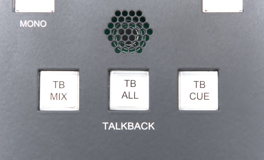 Das Talkback-Mikrofon befindet sich unmittelbar oberhalb der Buttons.
