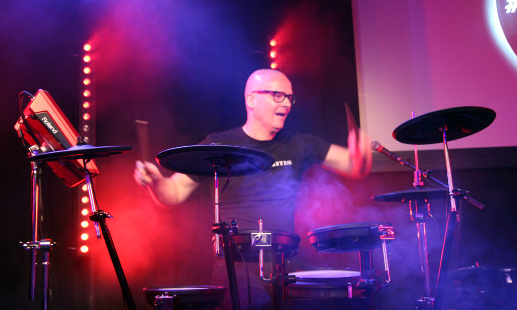 Drummer Michael Schack aus Belgien präsentiert die neuen Roland TD-17 V-Drums in Los Angeles. (Foto: bonedo)