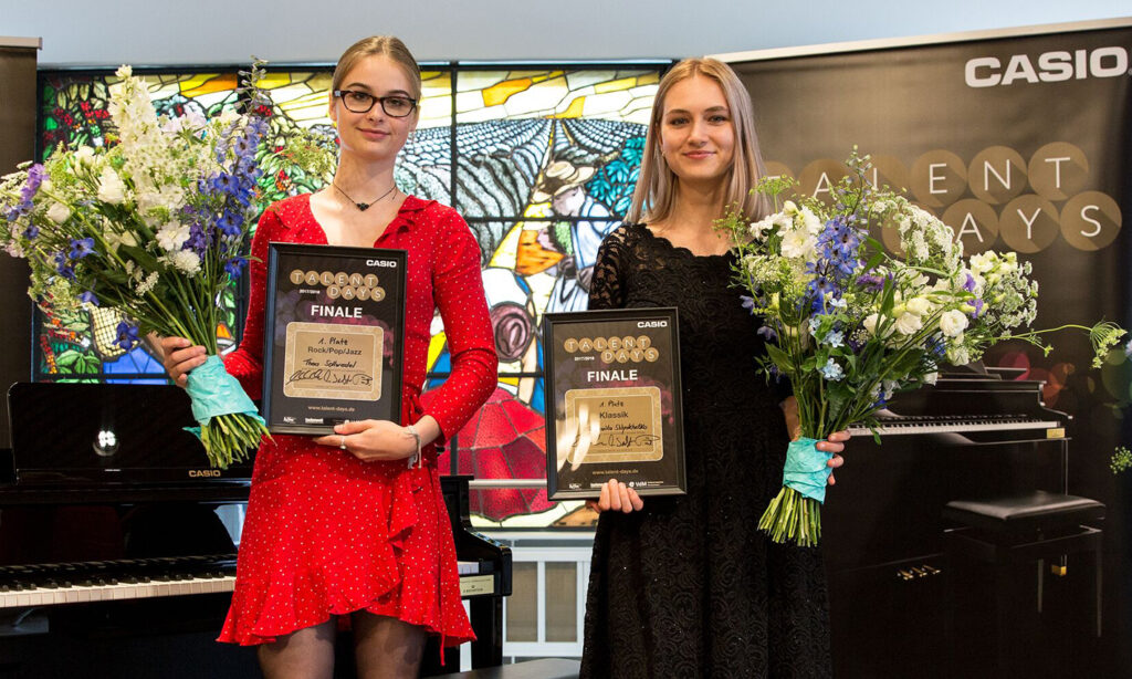 Die Gewinner [v.l.n.r.]: Thea Sollwedel [Kategorie Rock/Pop/Jazz] und Margarita Shlyakhetko [Kategorie Klassik]. (Foto: Casio)