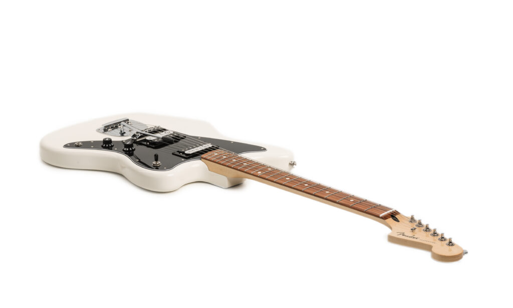 Die Fender Jazzmaster HH PF OWT liefert gute High Gain Sounds und dürfte damit in erster Linie den Rock- und Metalbereich ansprechen.