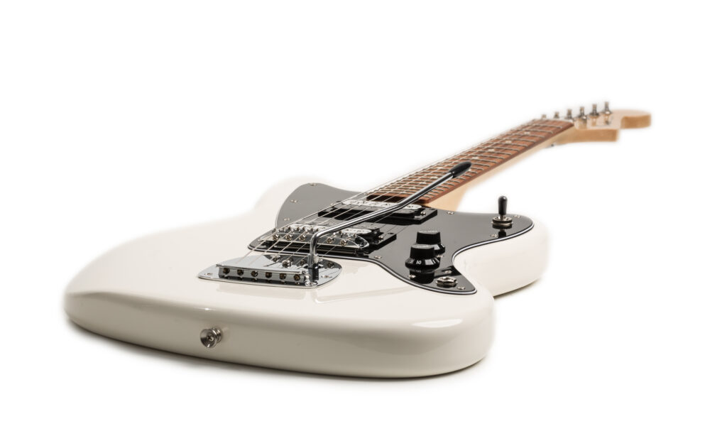 Die Fender Standard Jazzmaster HH PF OLW mit ihrer Humbuckerbestückung ist eher in Hard-und-Heavy-Gefilden zuhause. Einzige Schwachstelle ist die rappelnde Brücke, die Obertöne und Sustain raubt.