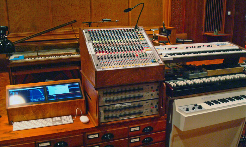 Ein Besuch bei Nils Frahm ist wie ein Besuch in einem Museum. Diesen alten Mixer nutzt er auch sehr gern live. Unten links steht ein Mellotron M400. (Foto: Lia Daries)