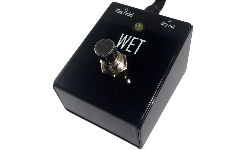 Mit dem Wet Switch wird aus dem Plus-Pedal per Knopfdruck nur noch das Effekt-Signal ausgegeben. (Foto: Tom Gatza)