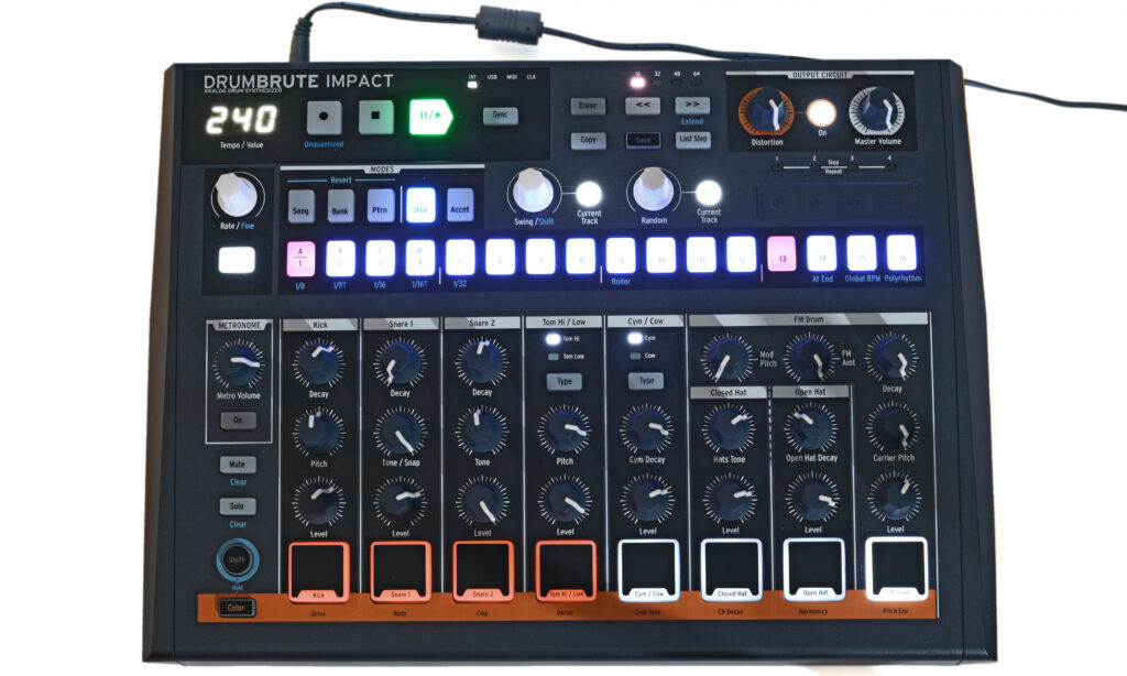 Klares Layout, reichlich Platz zum Bedienen und hochwertige Verarbeitung: Mit dem DrumBrute Impact gibt es ziemlich viel Drum Machine für einen kleinen Preis.