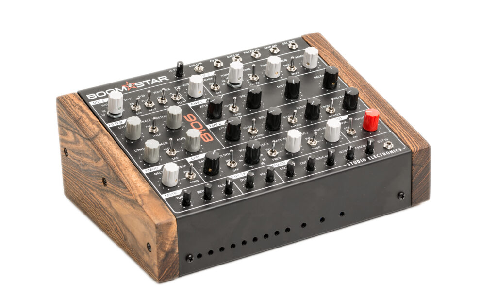 Der Boomstar 8106 MkII ist ein beeindruckender analoger Desktop-Synthesizer mit einem beeindruckenden Sound.