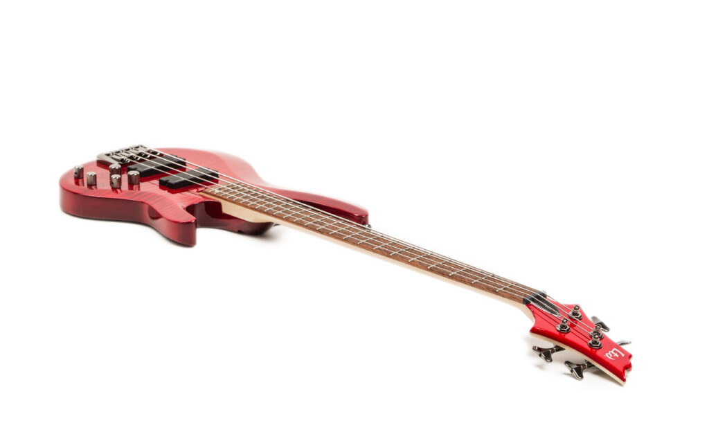 Der ESP LTD B-204 FM-STR E-Bass liefert einen ausgewogenen, klanglich flexiblen Sound und lässt sich butterweich spielen.