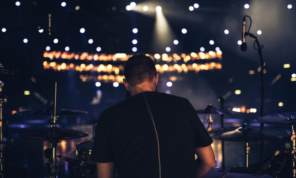 Bei Mark Forster spielt Kallas mit In-Ears, über die er den Click und einen eigenen Monitormix hört. (Foto: @tinografie)