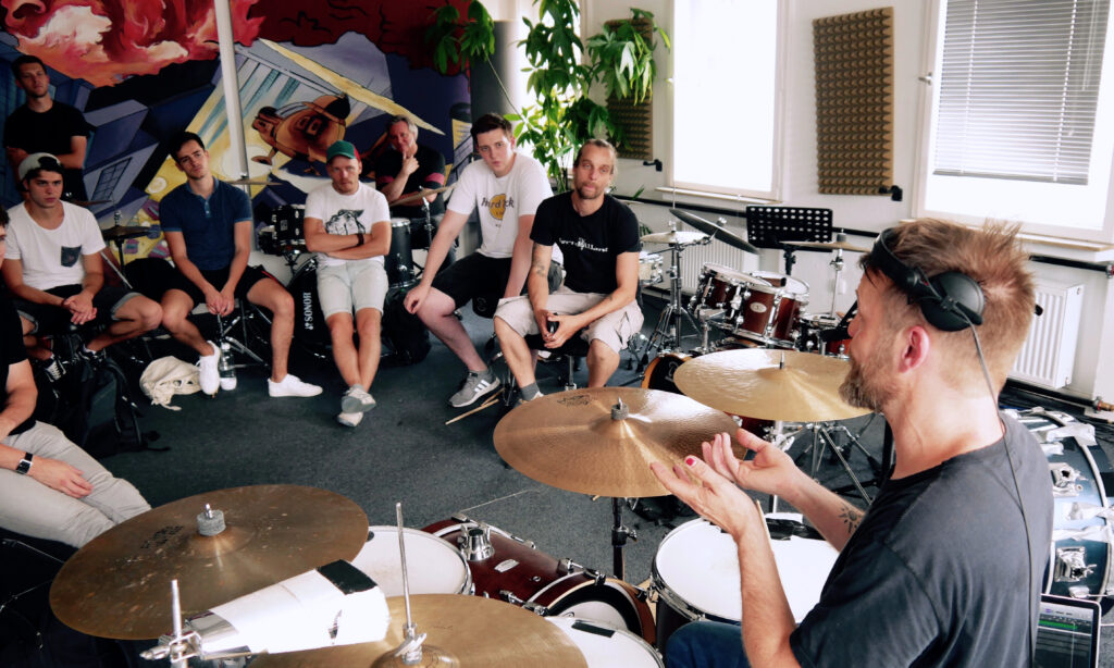 Kallas bei seinem Workshop am Trommelwerk Bremen. (Foto: Max Gebhardt)