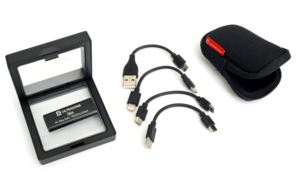 Schatz, willst du mich heiraten? Schön drapiert und mit Neoprentasche für unterwegs versehen, versteht sich der Naos dank vier verschiedener Anschlusskabel mit allen aktuell wichtigen Schnittstellen: USB-C, USB Typ-A, Micro-USB sowie Lightning