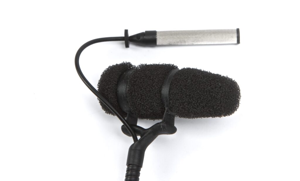 Das eigentliche Mikrofon (oben) und sein Schaumstoffgehäuse