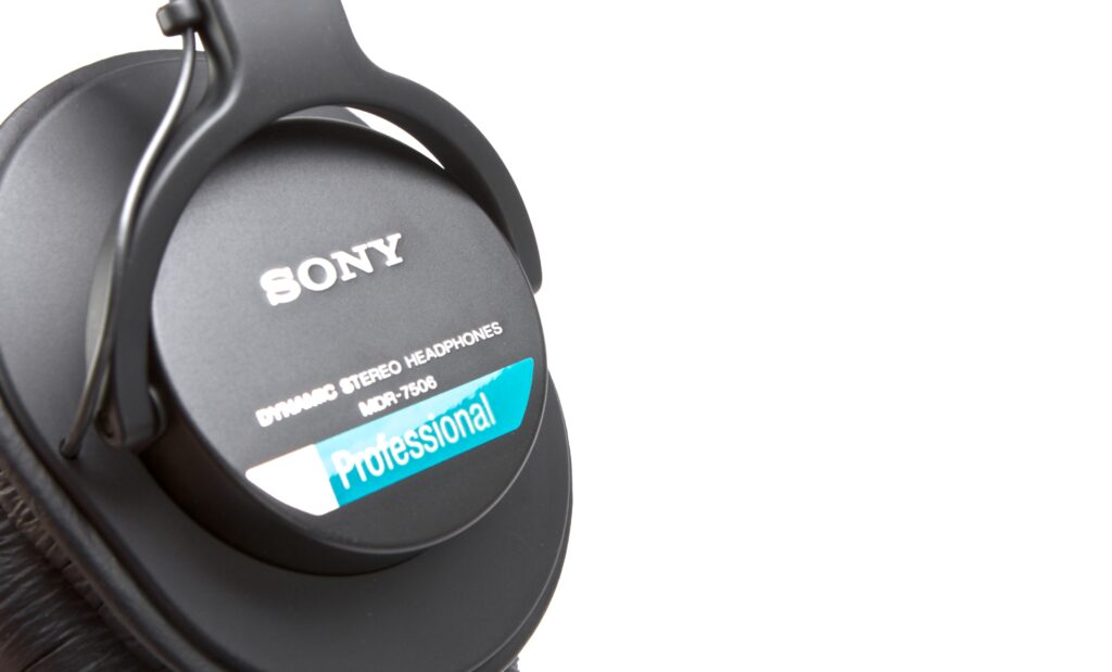 Die geschlossene Ohrmuschel beherbergt den 40mm-Neodym-Antrieb des dynamischen Sony-Kopfhörers.