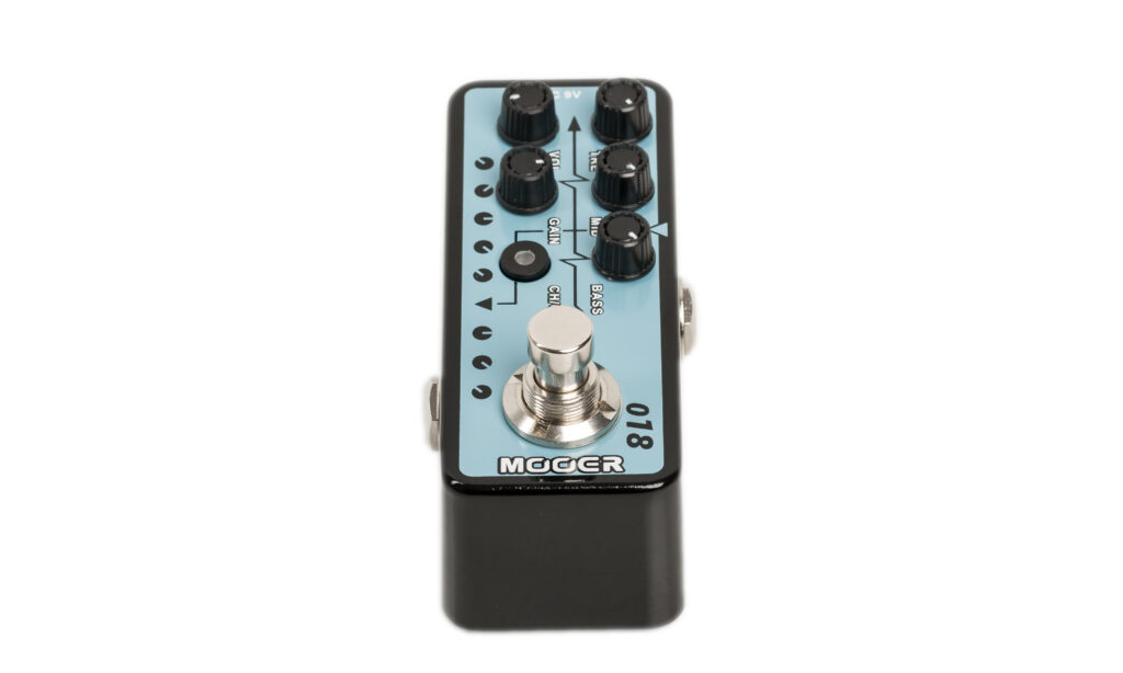 Das Mooer Micro Preamp 018 Custom 100 generiert amtliche Clean- und Overdrive-Sounds und verfügt über eine gute Speaker-Simulation.