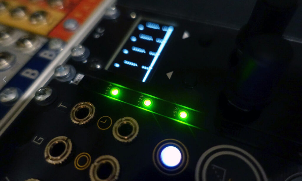 Der PWR Checker von Konstant Lab im Eurorack montiert. (Foto: Konstant Lab)