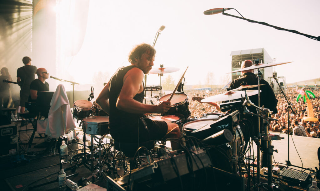 Mit seinem Hybrid-Setup aus akustischen Drums, E-Drums und Percussion liefert Chris einen facettenreichen Sound. Foto von Mandy Mellenthin.