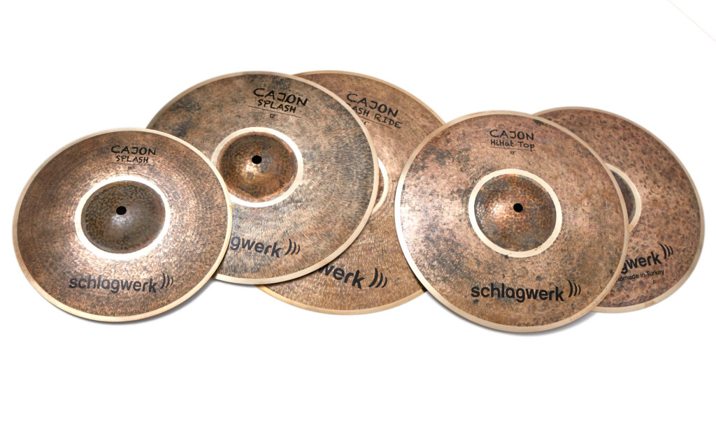 Untereinander klingen die Schlagwerk Cajon Cymbals ebenso harmonisch wie in Kombi mit einem Cajon oder Percussion-Setup.