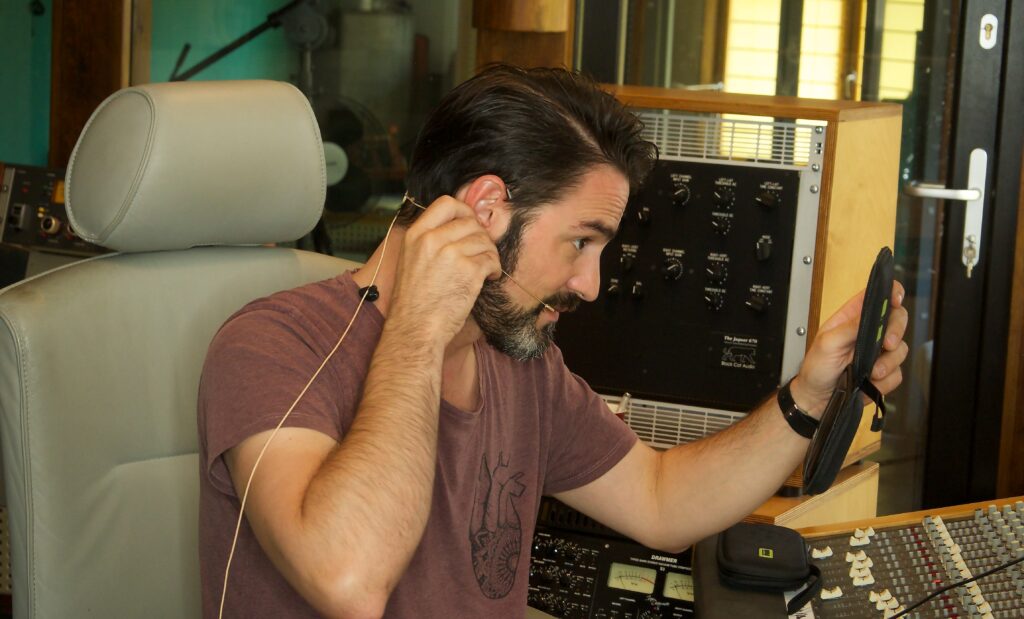 Recording-Bereichsredakteur Nick Mavridis installiert das neue DPA: Mit dem neu entwickelten Kopfbügel lässt sich das Headset DPA d:fine 6066 noch besser positionieren.