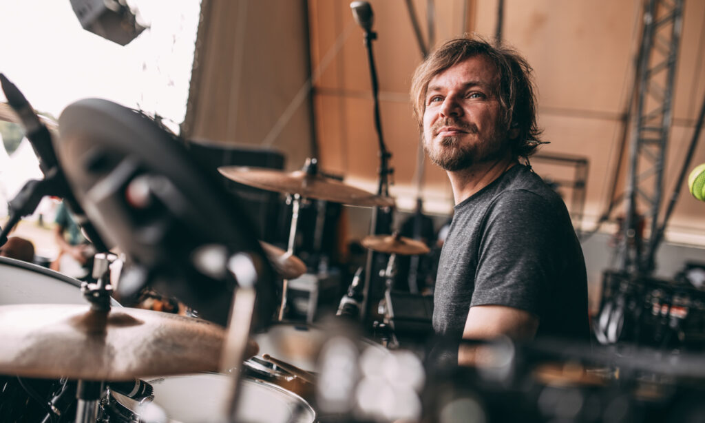 Neben den Tourneen mit Bosse spielt Chris weiterhin in verschiedenen Konstellationen und der Blue Man Group. Foto von Marco Sensche.